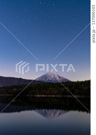 （山梨県）満天の星空・西湖から望む富士山 137000105