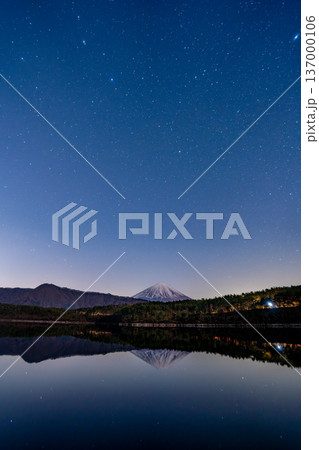 (山梨県)満天の星空・西湖から望む富士山 (山梨県)満天の星空・西湖から望む富士山 137000106