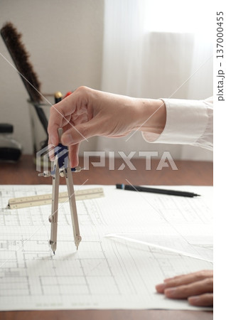 建築図面を製図する日本人建築士の手元 建築図面を製図する日本人建築士の手元 137000455