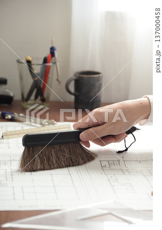 建築図面を製図する日本人建築士の手元 建築図面を製図する日本人建築士の手元 137000458