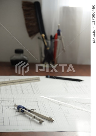 建築図面を製図する日本人建築士の手元 建築図面を製図する日本人建築士の手元 137000460