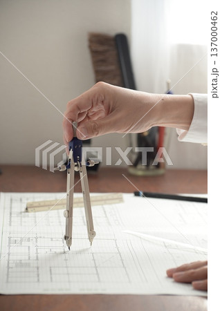建築図面を製図する日本人建築士の手元 建築図面を製図する日本人建築士の手元 137000462
