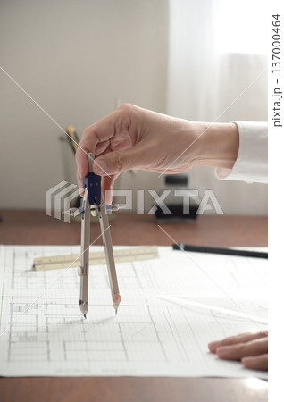 建築図面を製図する日本人建築士の手元 137000464