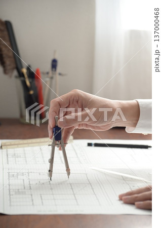 建築図面を製図する日本人建築士の手元 137000468