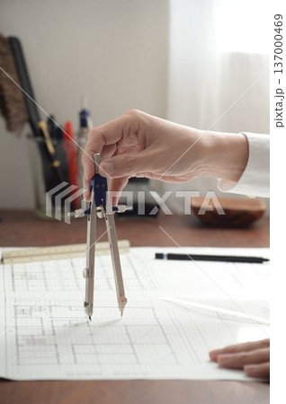 建築図面を製図する日本人建築士の手元 建築図面を製図する日本人建築士の手元 137000469