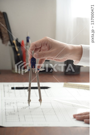 建築図面を製図する日本人建築士の手元 137000471