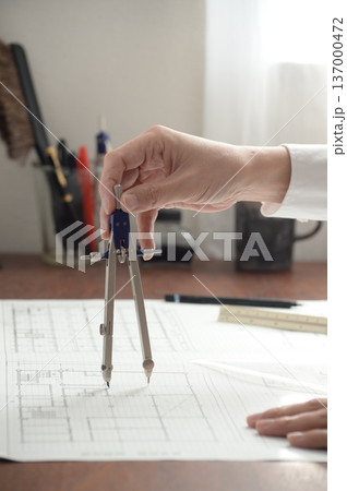 建築図面を製図する日本人建築士の手元 建築図面を製図する日本人建築士の手元 137000472