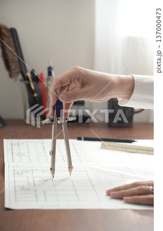 建築図面を製図する日本人建築士の手元 137000473