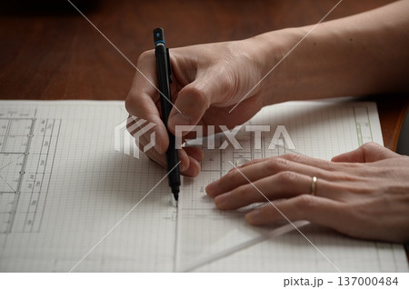 建築図面を製図する日本人建築士の手元 137000484