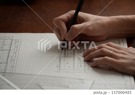 建築図面を製図する日本人建築士の手元 137000485