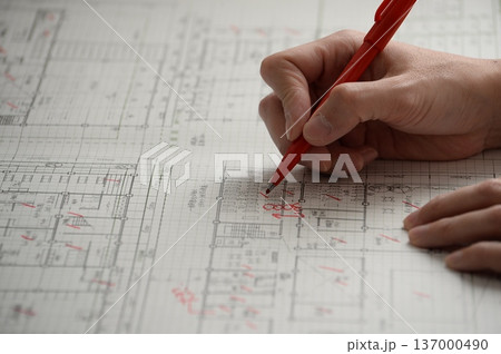 建築図面を製図する日本人建築士の手元 137000490