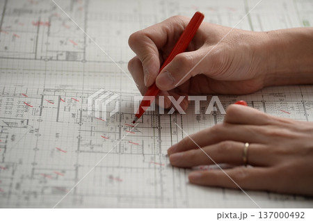 建築図面を製図する日本人建築士の手元 建築図面を製図する日本人建築士の手元 137000492