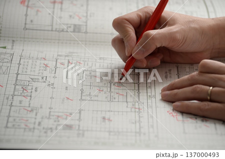 建築図面を製図する日本人建築士の手元 137000493