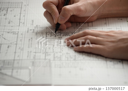 建築図面を製図する日本人建築士の手元 建築図面を製図する日本人建築士の手元 137000517