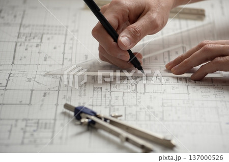 建築図面を製図する日本人建築士の手元 137000526