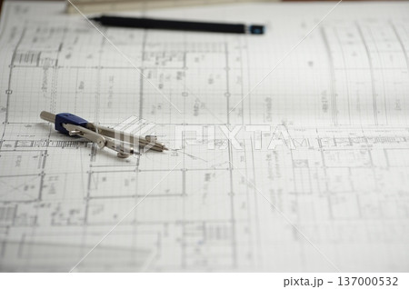 建築図面を製図する日本人建築士の手元 建築図面を製図する日本人建築士の手元 137000532