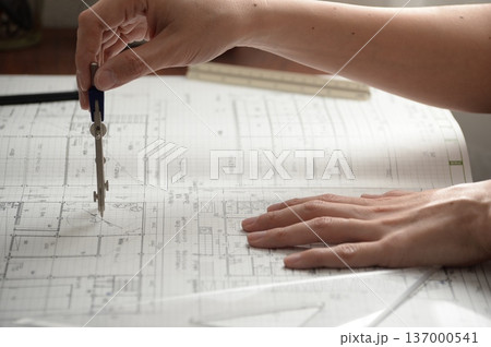 建築図面を製図する日本人建築士の手元 建築図面を製図する日本人建築士の手元 137000541
