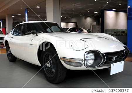 ショールームに展示されたスポーツカー 137000577