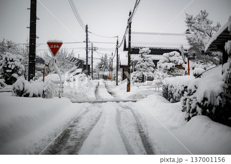 大雪が降った雪国の住宅街 137001156