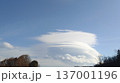 レンズ雲が広がる青空と冬の木々の風景 パノラマ背景 137001196