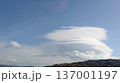 山並みに広がるレンズ雲の青空風景 パノラマ背景 137001197