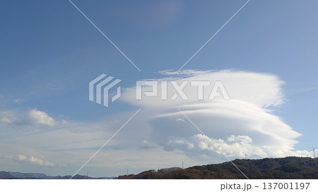 山並みに広がるレンズ雲の青空風景 パノラマ背景 137001197