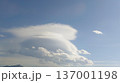 青空に浮かぶレンズ雲の風景背景 パノラマ素材 137001198