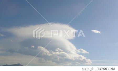青空に浮かぶレンズ雲の風景背景 パノラマ素材 137001198