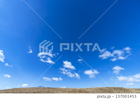 冬空と雲と草原 冬空と雲と草原 137001453
