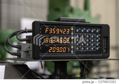 金属加工機械のデジタル表示カウンターと操作パネル 137001581