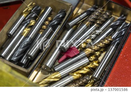 ケースに入った様々なサイズの金属加工用エンドミル ケースに入った様々なサイズの金属加工用エンドミル 137001586