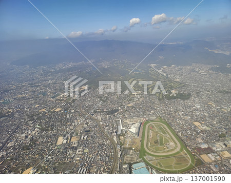飛行機の窓から見下ろした阪神競馬場と宝塚・西宮の街並みの空撮 137001590