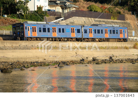 大村湾沿いを走るYC1系気動車(JR九州) 大村湾沿いを走るYC1系気動車(JR九州) 137001643