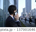 オフィス街で電話をするビジネスマン 137001646