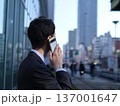 街中で電話をする若手ビジネスマン 137001647