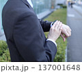 野外で時間を確認するビジネスマン 137001648
