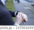 スマートウォッチを操作するビジネスマン手元 137001649