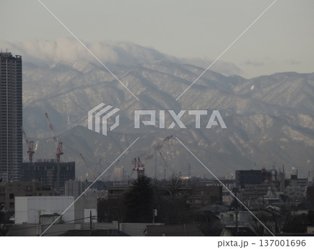 2026年2月9日 大田区山王から望む雲がかかる冬の丹沢山系と市街地 137001696