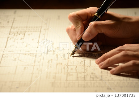 夜に建築図面を製図する日本人建築士の手元 夜に建築図面を製図する日本人建築士の手元 137001735