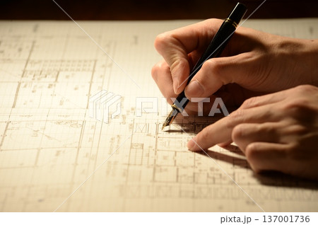夜に建築図面を製図する日本人建築士の手元 夜に建築図面を製図する日本人建築士の手元 137001736