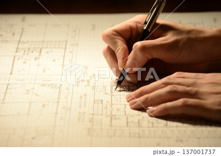 夜に建築図面を製図する日本人建築士の手元 夜に建築図面を製図する日本人建築士の手元 137001737