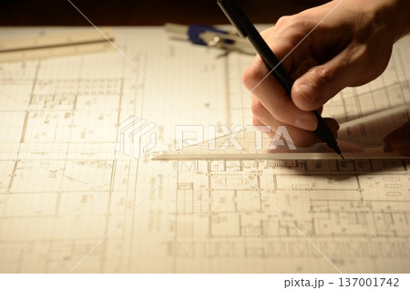 夜に建築図面を製図する日本人建築士の手元 夜に建築図面を製図する日本人建築士の手元 137001742