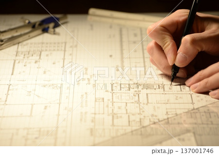 夜に建築図面を製図する日本人建築士の手元 夜に建築図面を製図する日本人建築士の手元 137001746