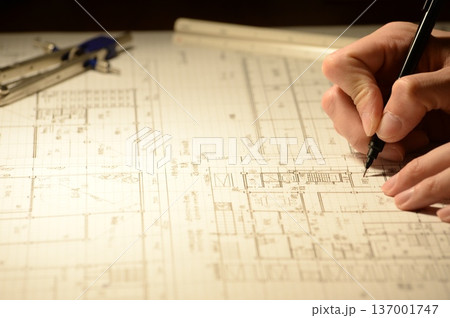 夜に建築図面を製図する日本人建築士の手元 夜に建築図面を製図する日本人建築士の手元 137001747