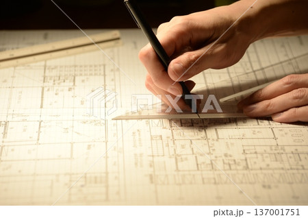 夜に建築図面を製図する日本人建築士の手元 137001751