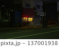 夜の東京都大田区山王の街角に佇む赤い屋根の飲食店外観 137001938