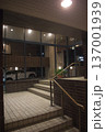 夜のマンションエントランスと階段 137001939
