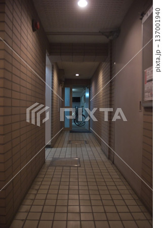 夜のマンション共用部の廊下と奥に見える駐輪場 夜のマンション共用部の廊下と奥に見える駐輪場 137001940