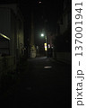 夜の東京都大田区山王の静かな路地裏と街灯の明かり 137001941