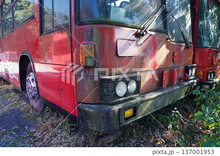 廃車されたバス 137001953